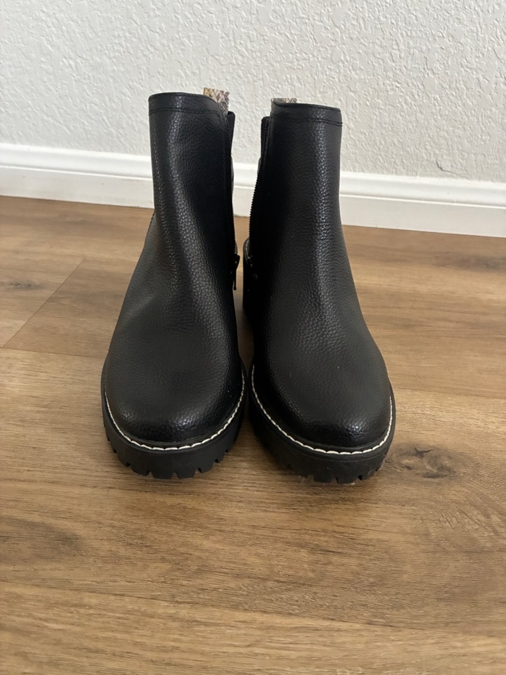 Universal Thread Black Platform Chelsea Boots Lug Sole Chunky Ankle Boots Women - Picture 7 of 10